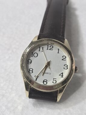 Elegant Gold-Tone Women's Watch with Brown Leather Strap